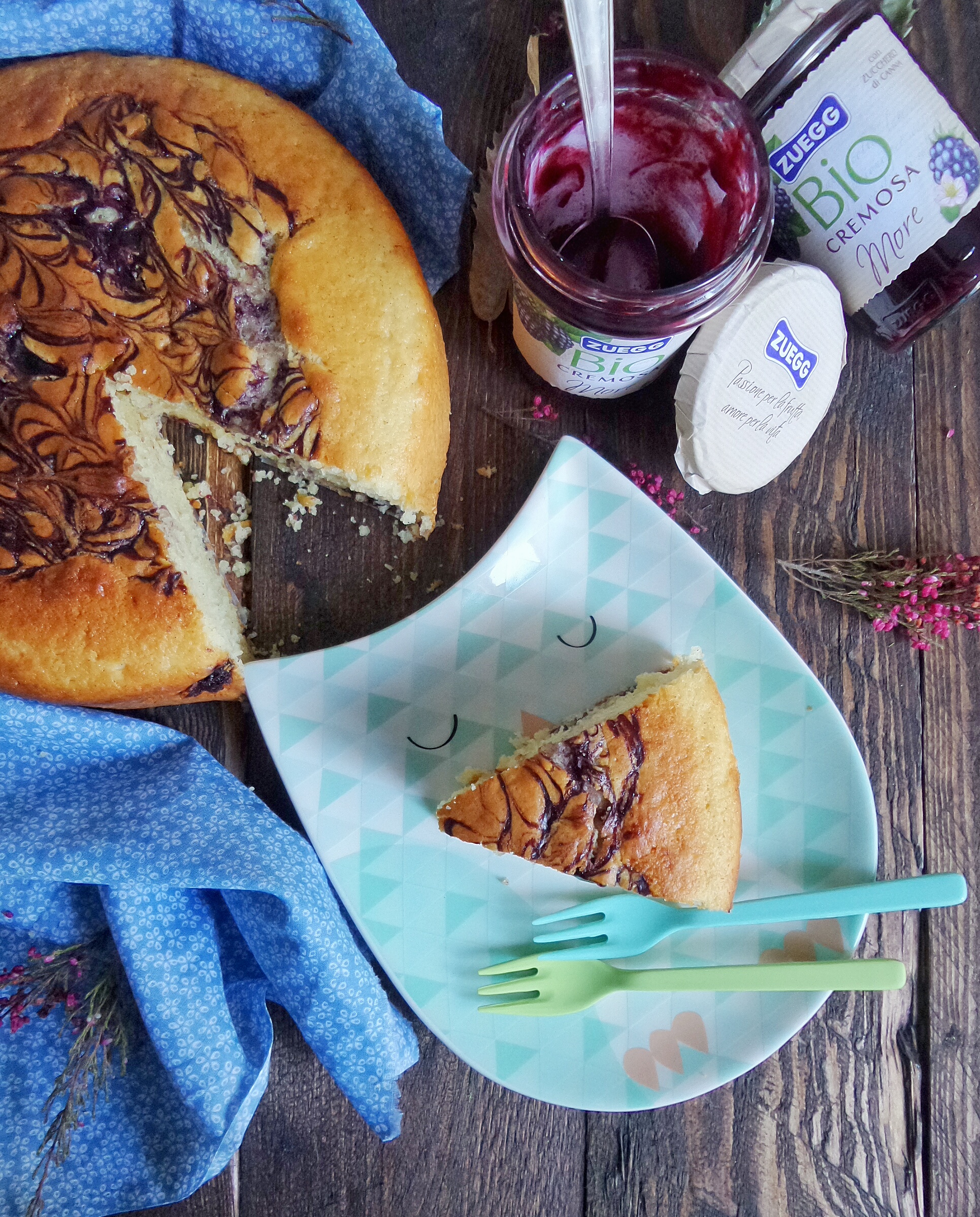 Torta soffice alla vaniglia variegata alla confettura di more