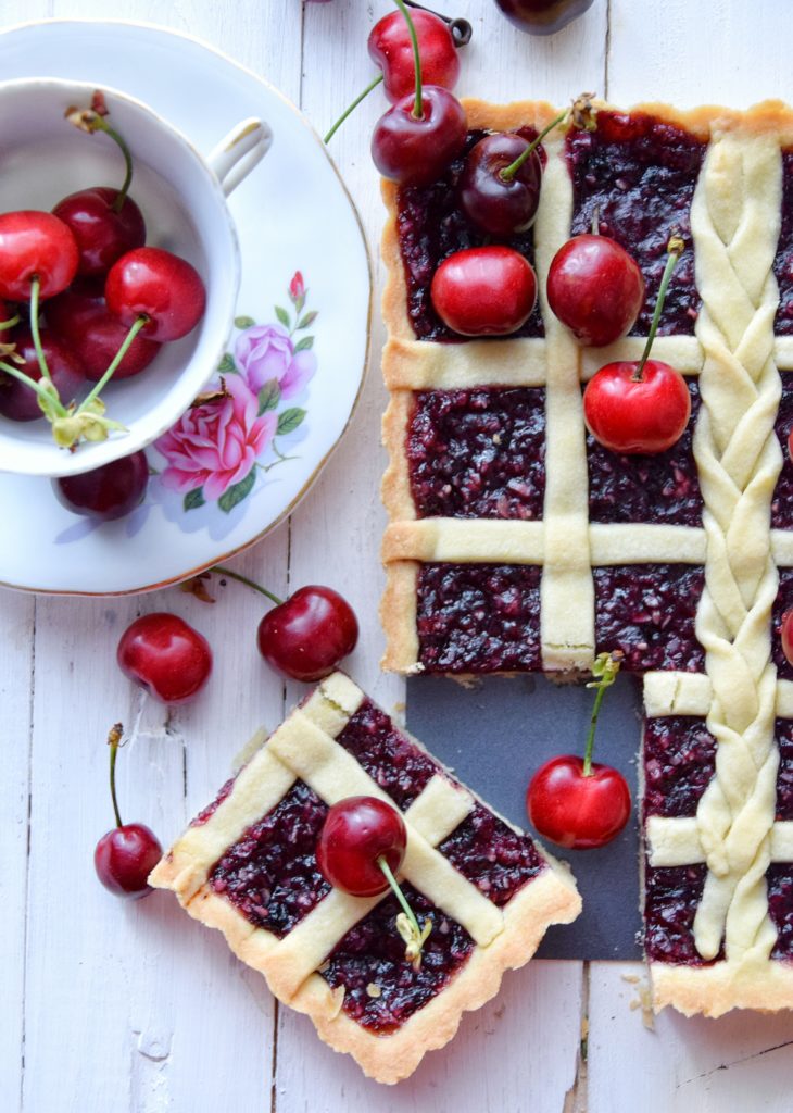 Crostata alla confettura di ciliegie e fragole, con mandorle